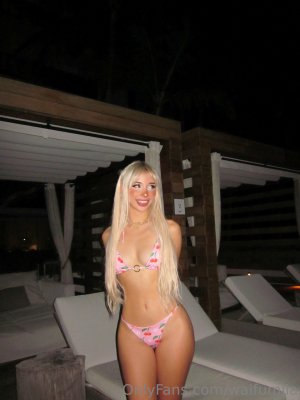 Izzybunnies Photo #66