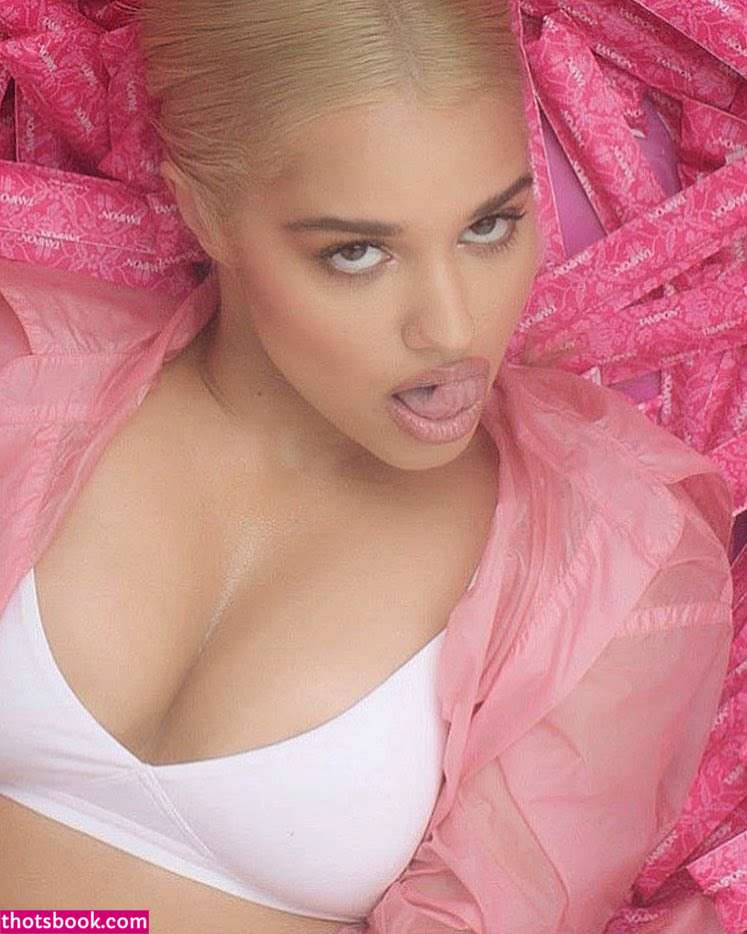 Tommy Genesis Photo #15