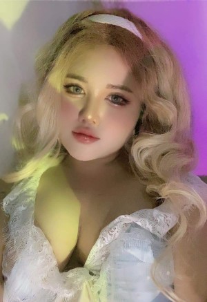 Charlotte Linlin Photo #8