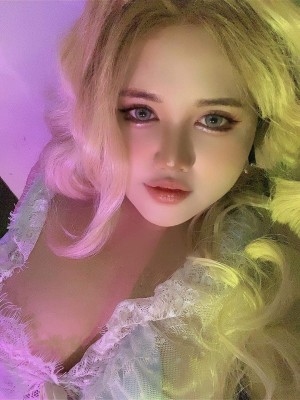 Charlotte Linlin Photo #9