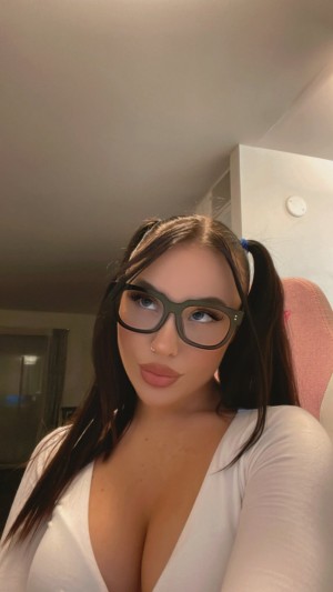 emmaameera Photo #5