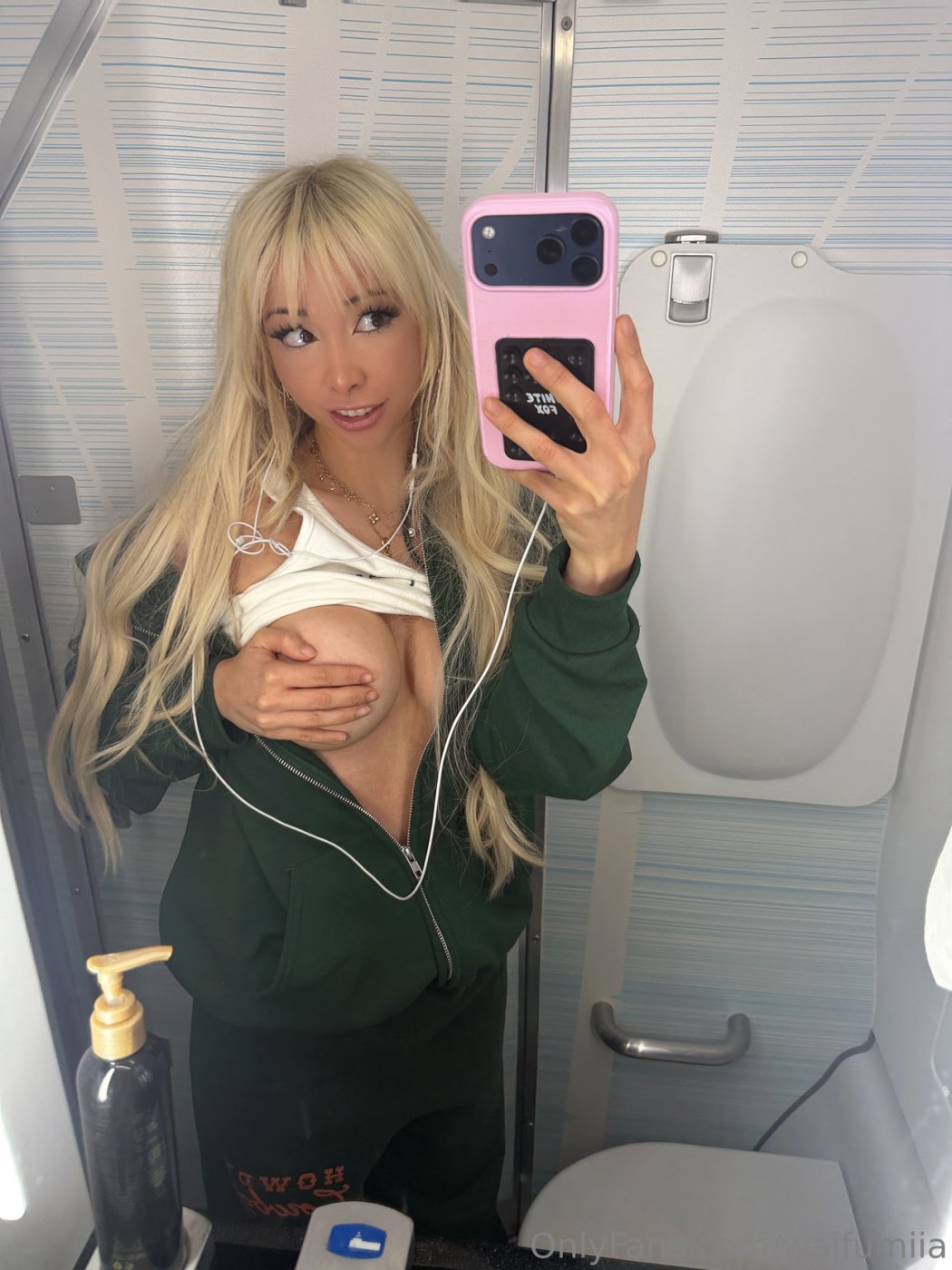 Izzybunnies Photo #1915