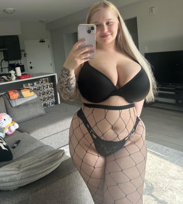 Superstacked Stacy Photo #4