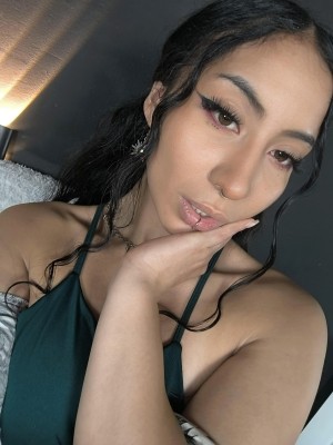 Amber Curly Photo #5