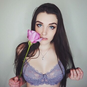 Ally Hardesty Photo #25