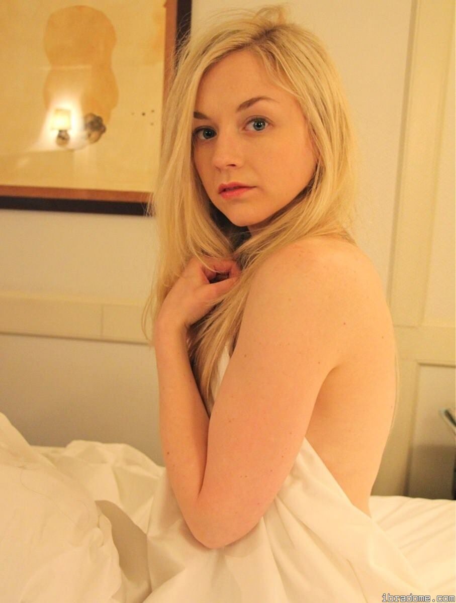 Emily Kinney Photo #3