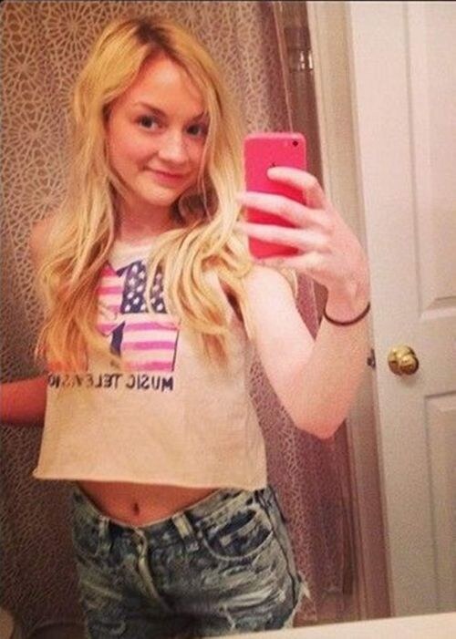 Emily Kinney Photo #11