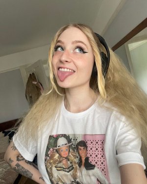 Janet Devlin Photo #7