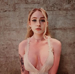 Janet Devlin Photo #9