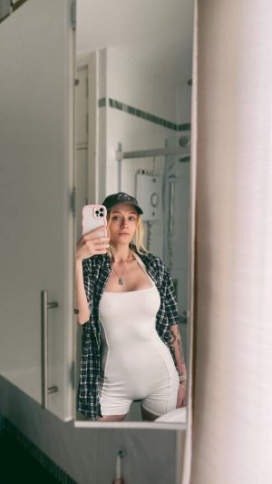 Janet Devlin Photo #11