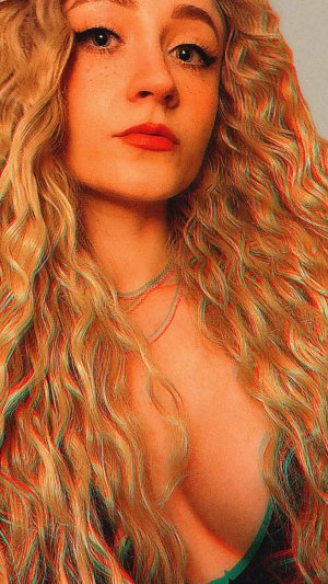 Janet Devlin Photo #17