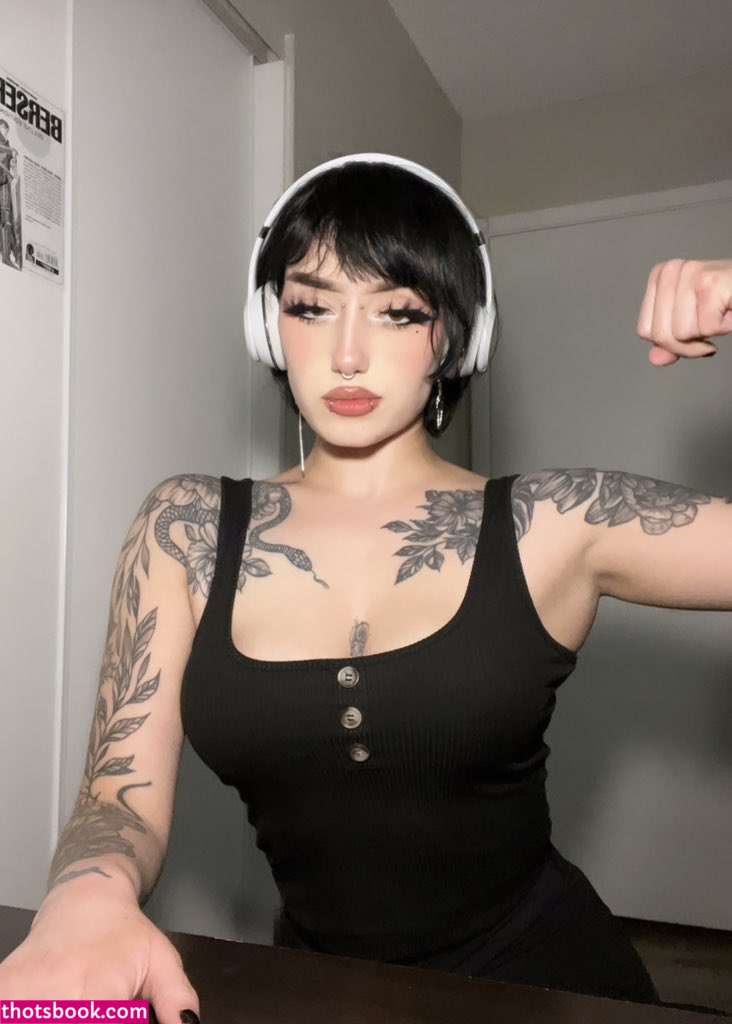 Redroomromance Photo #12