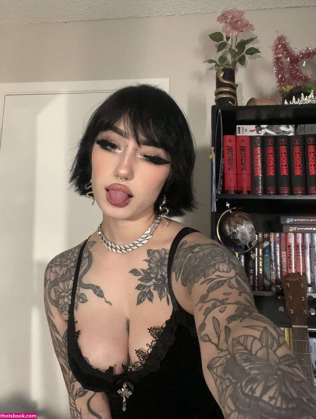 Redroomromance Photo #16