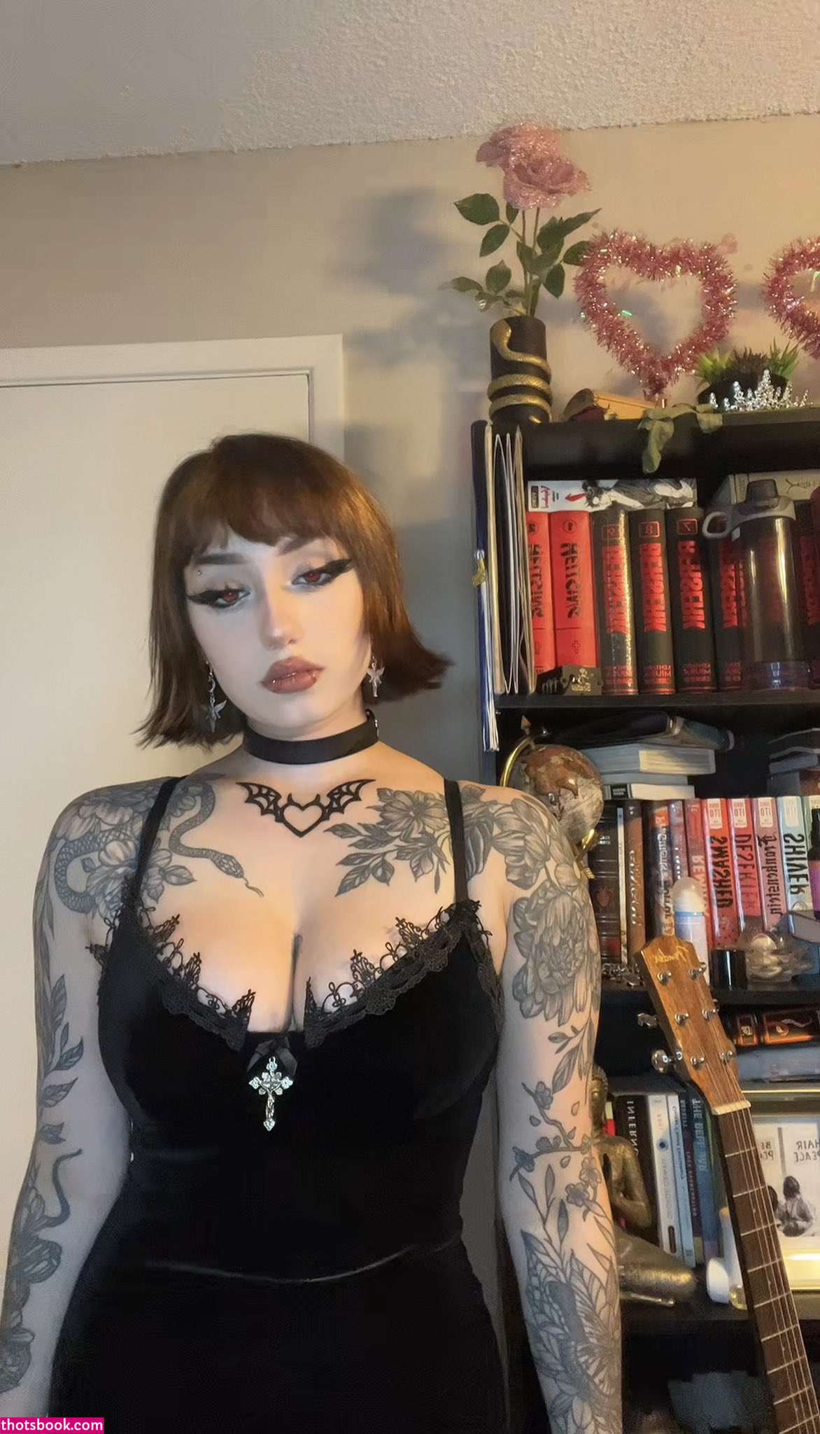 Redroomromance Photo #19