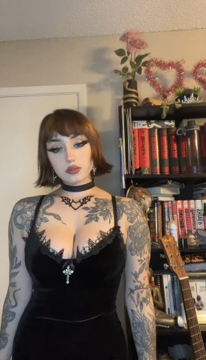 Redroomromance Photo #19