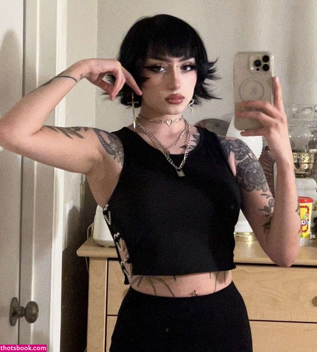 Redroomromance Photo #21