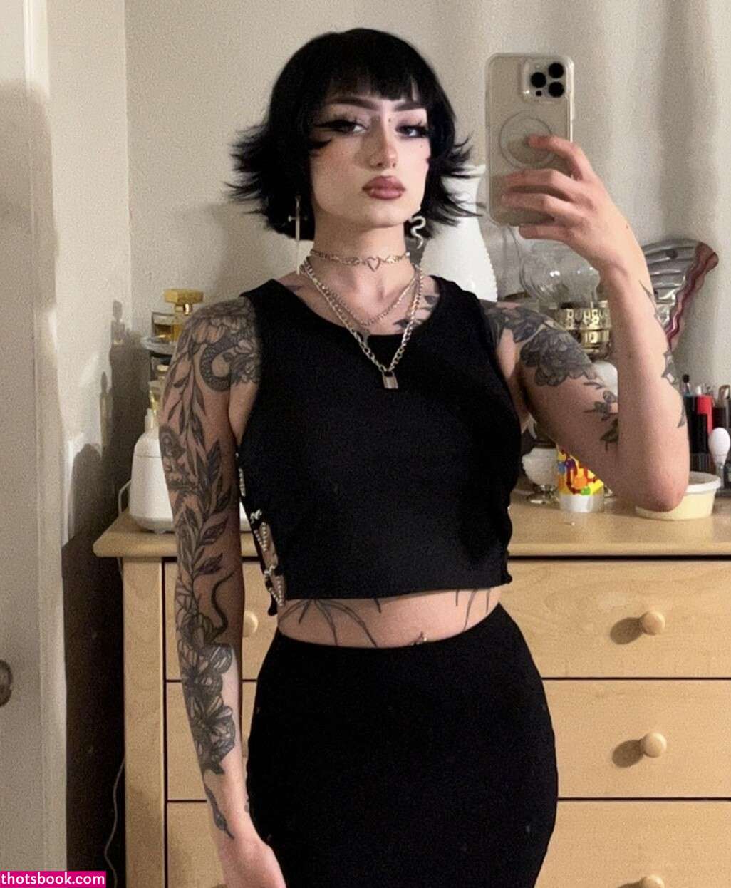 Redroomromance Photo #25