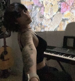 Redroomromance Photo #23