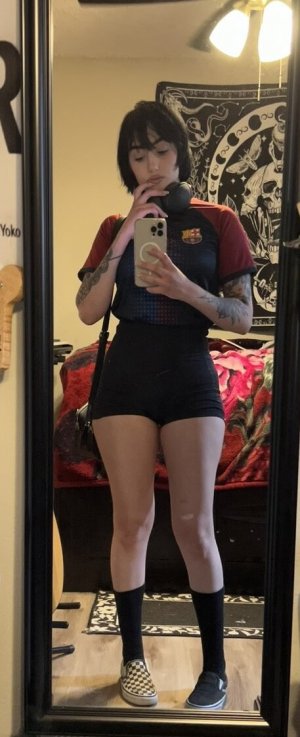 Redroomromance Photo #28