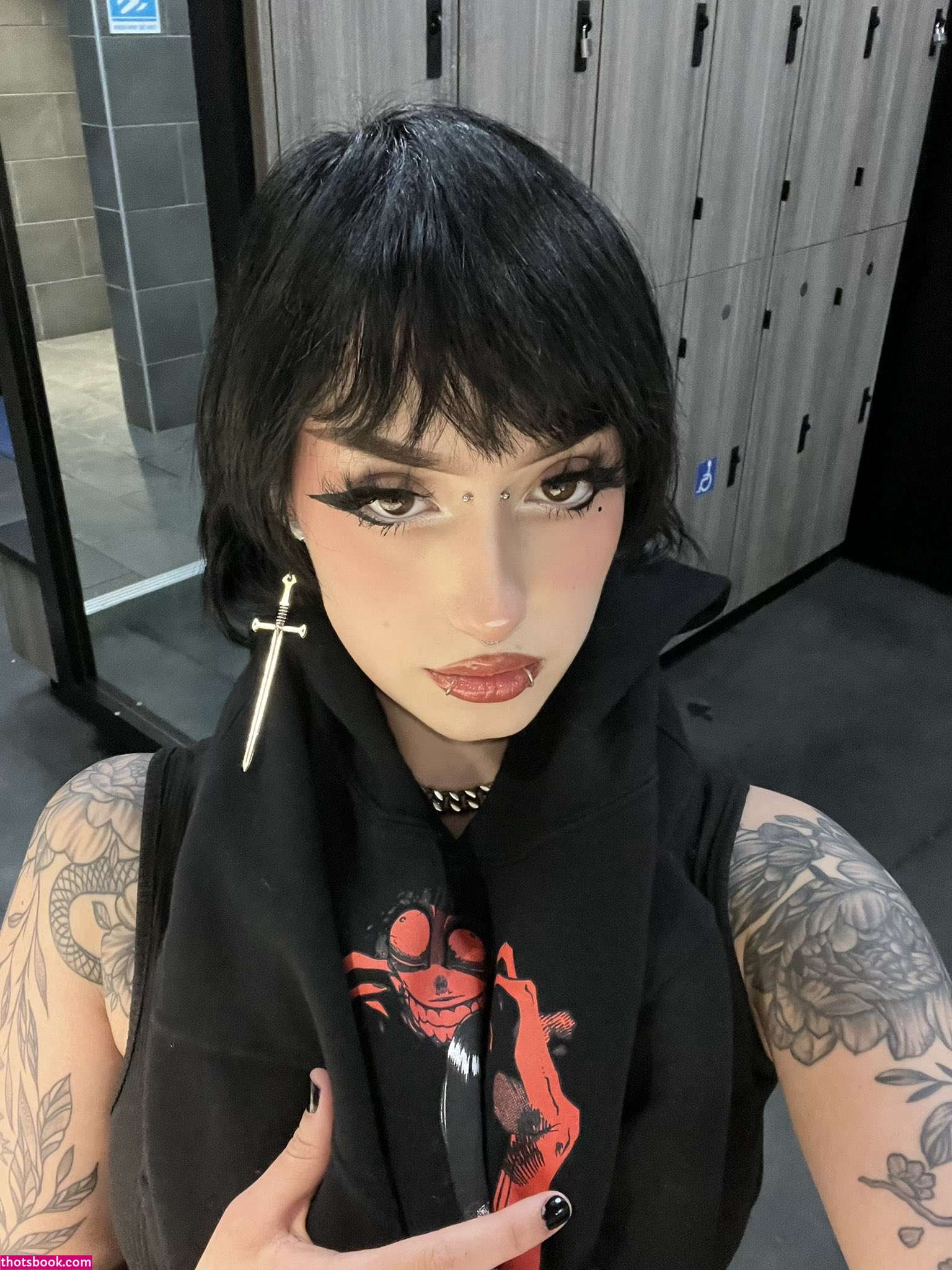 Redroomromance Photo #37