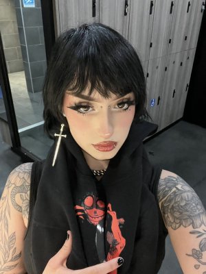 Redroomromance Photo #37