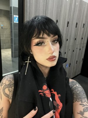 Redroomromance Photo #40