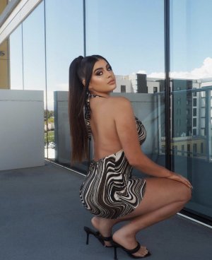 Kalani Hilliker Photo #40