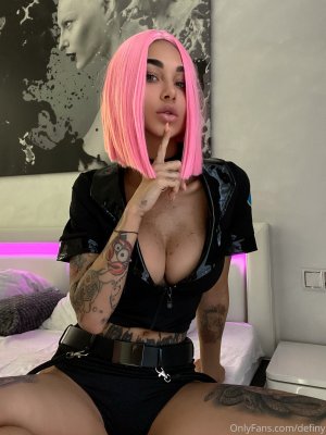 Elizabeth Definhy Photo #70