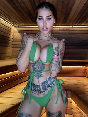 Elizabeth Definhy Photo #95