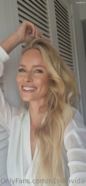 Nina Thomas Photo #29