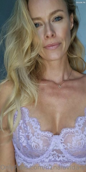 Nina Thomas Photo #44