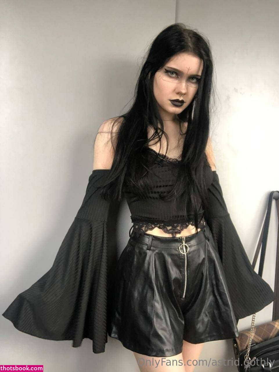 Astrid Gothly Photo #11