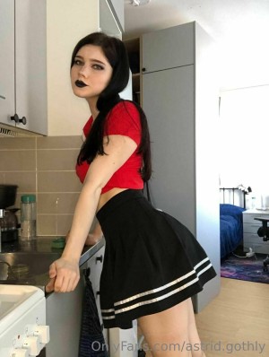 Astrid Gothly Photo #9