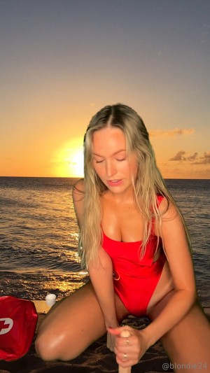 Wee Blondie Photo #14