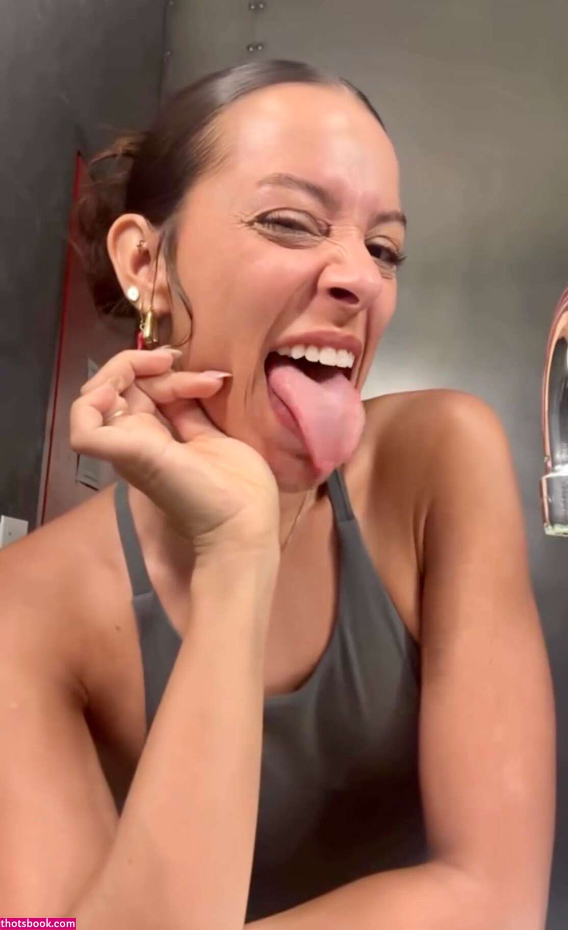 Izzybizzyspider Photo #34