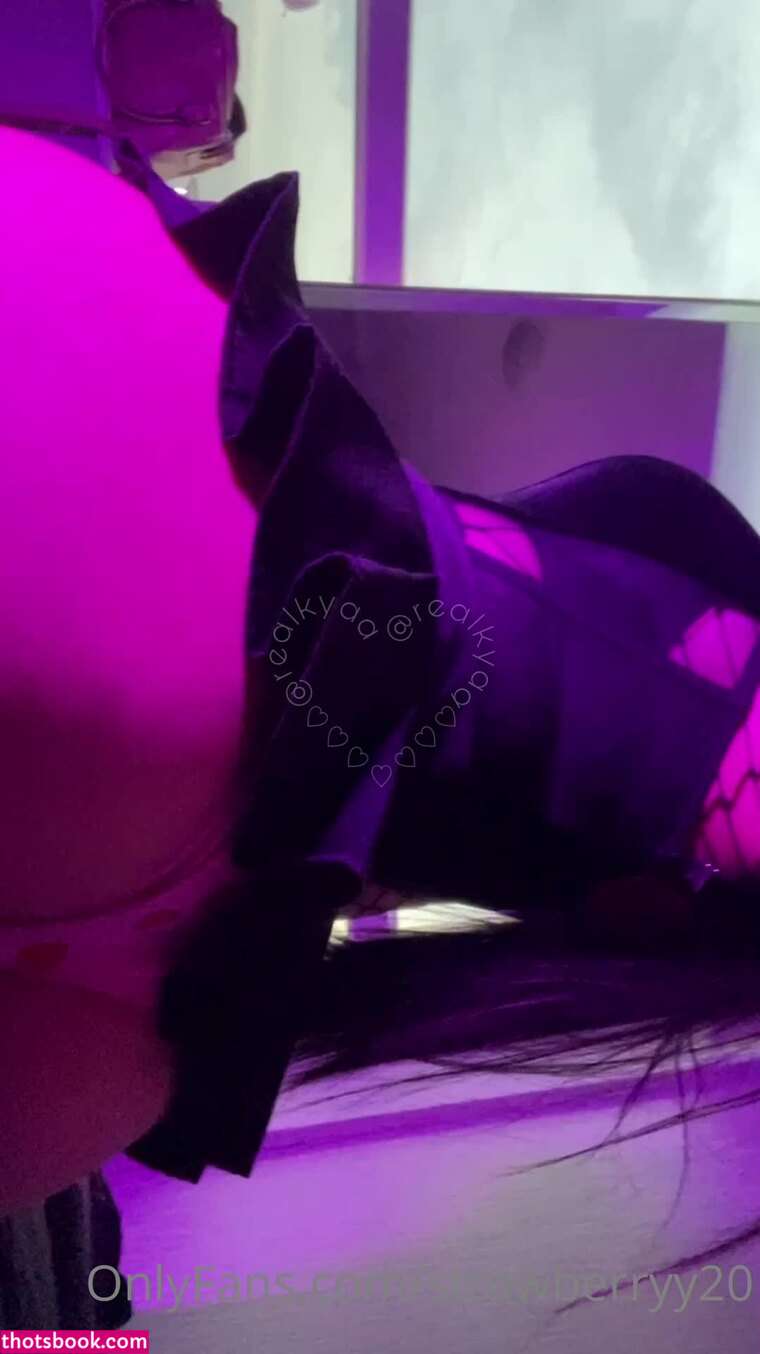 strawberryy20 Photo #30