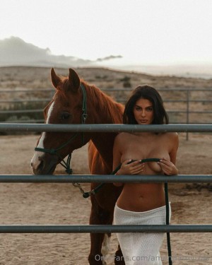 Amanda Trivizas Photo #85