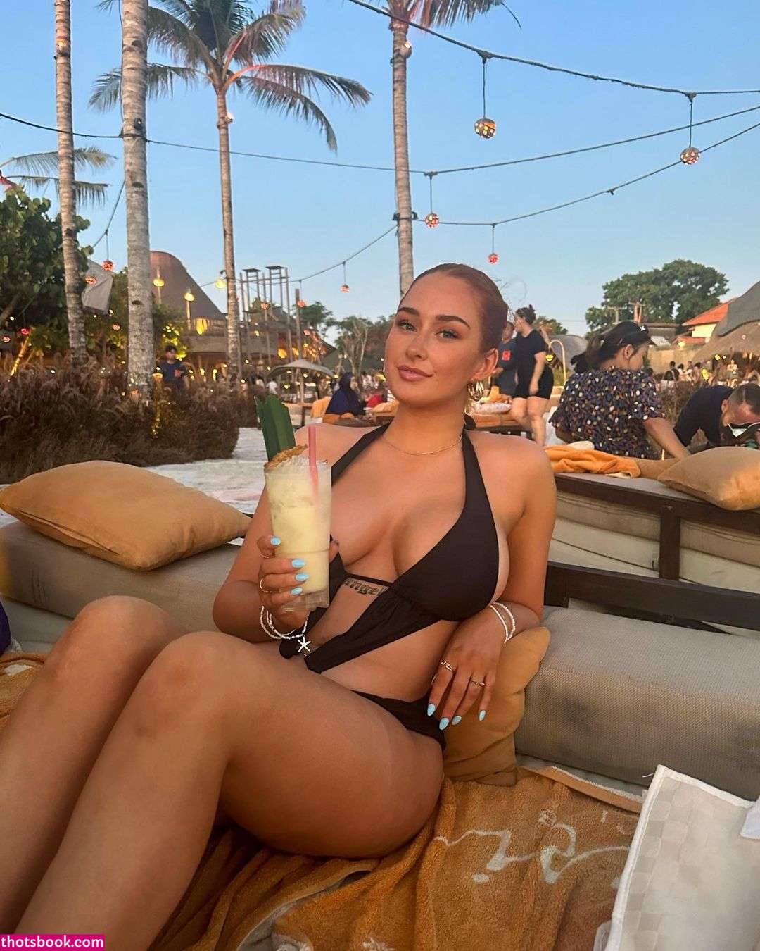 Holly Costello Photo #7