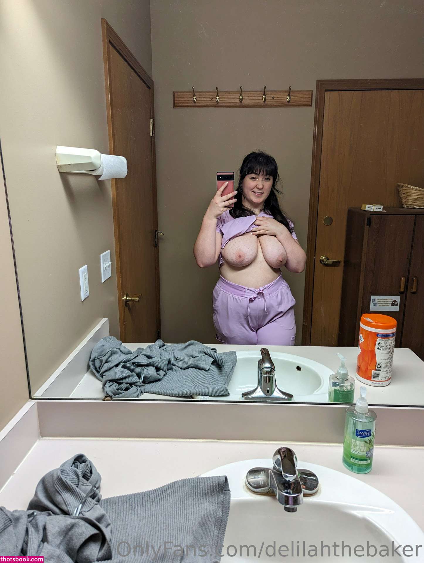 Delilahthebaker Photo #3