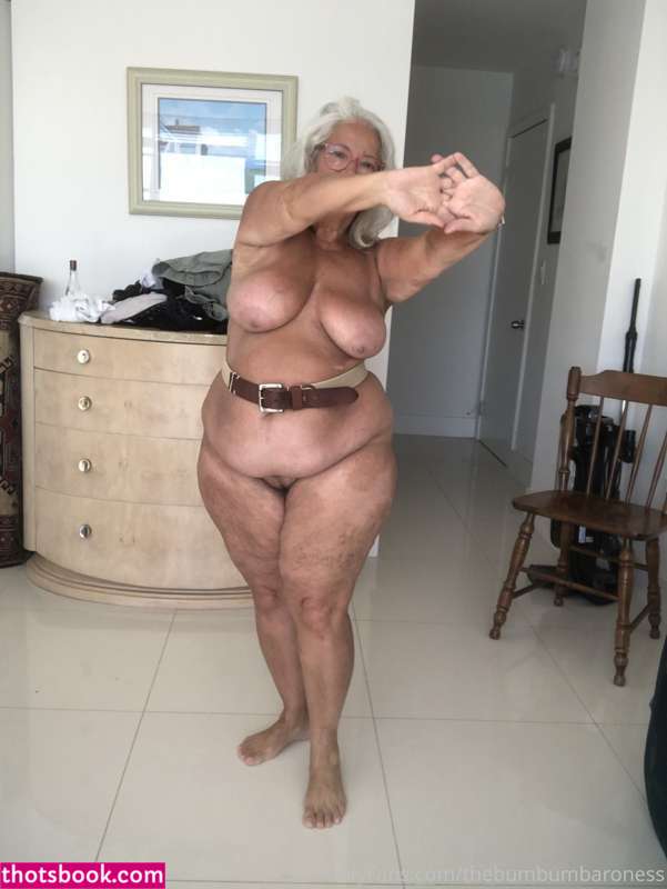 Thebumbumbaroness Photo #7