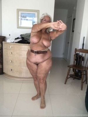 Thebumbumbaroness Photo #7