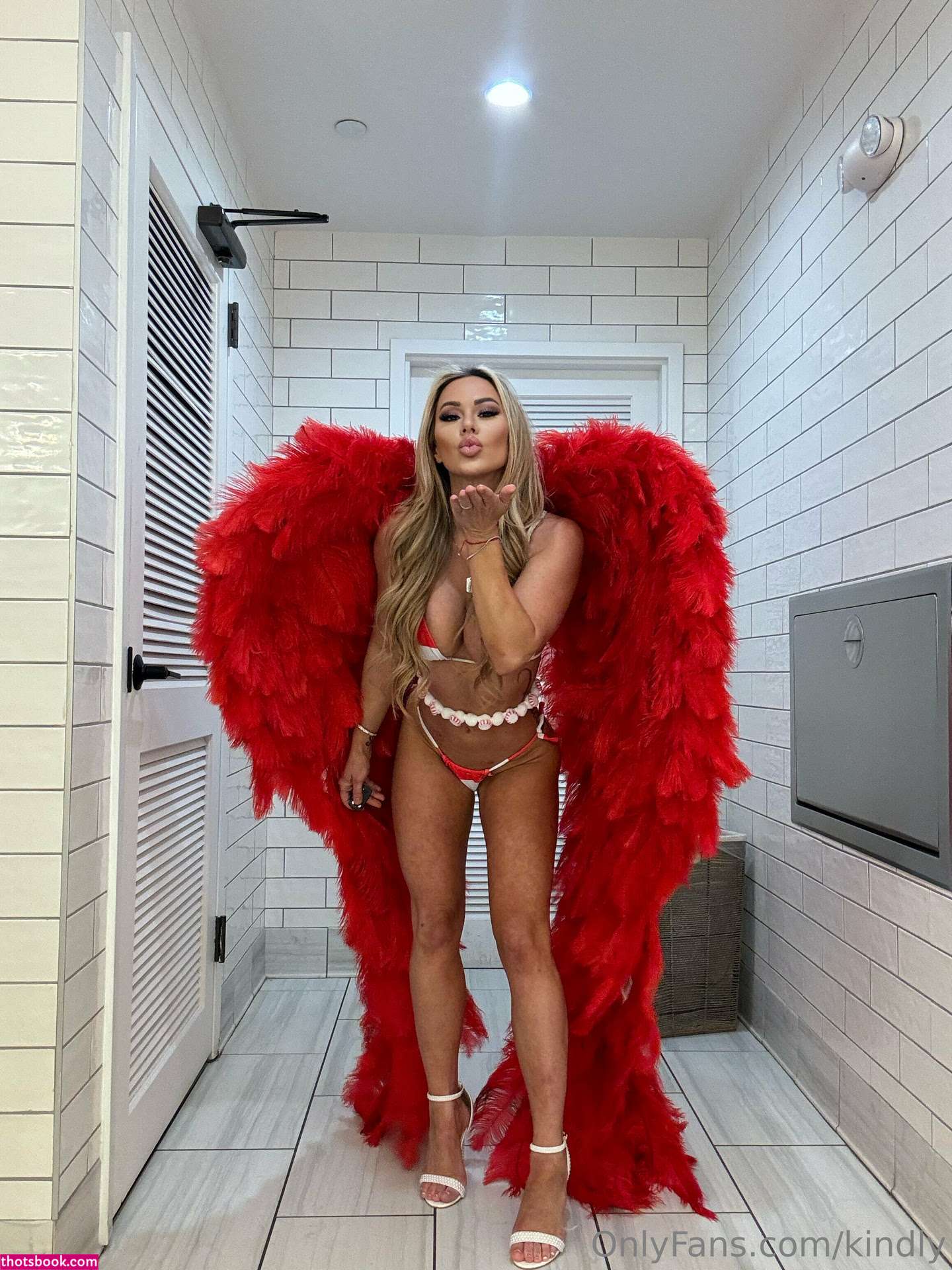 Kindly Myers Photo #435