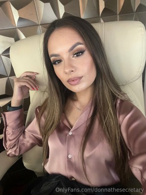 Donnathesecretary Photo #11