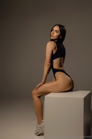 Elizabeth Ts Photo #19