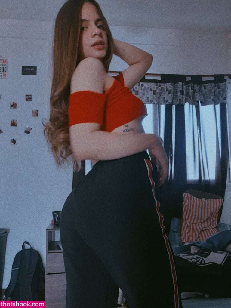 Yiyi Castelli Photo #7