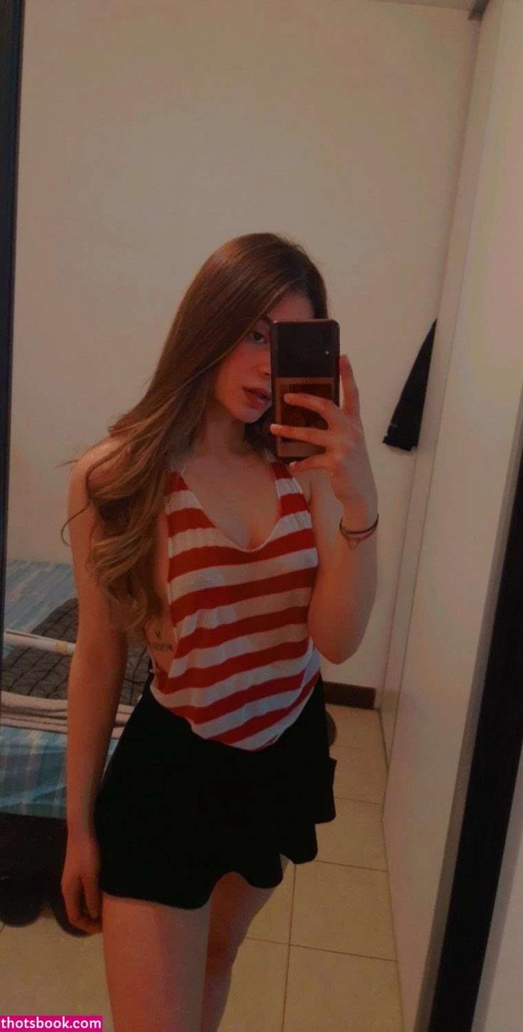 Yiyi Castelli Photo #8