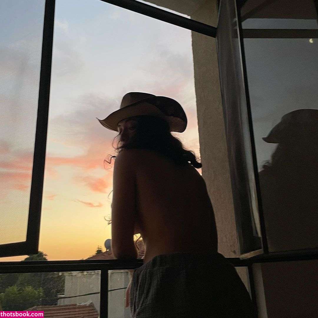 Romi Henenson Photo #7