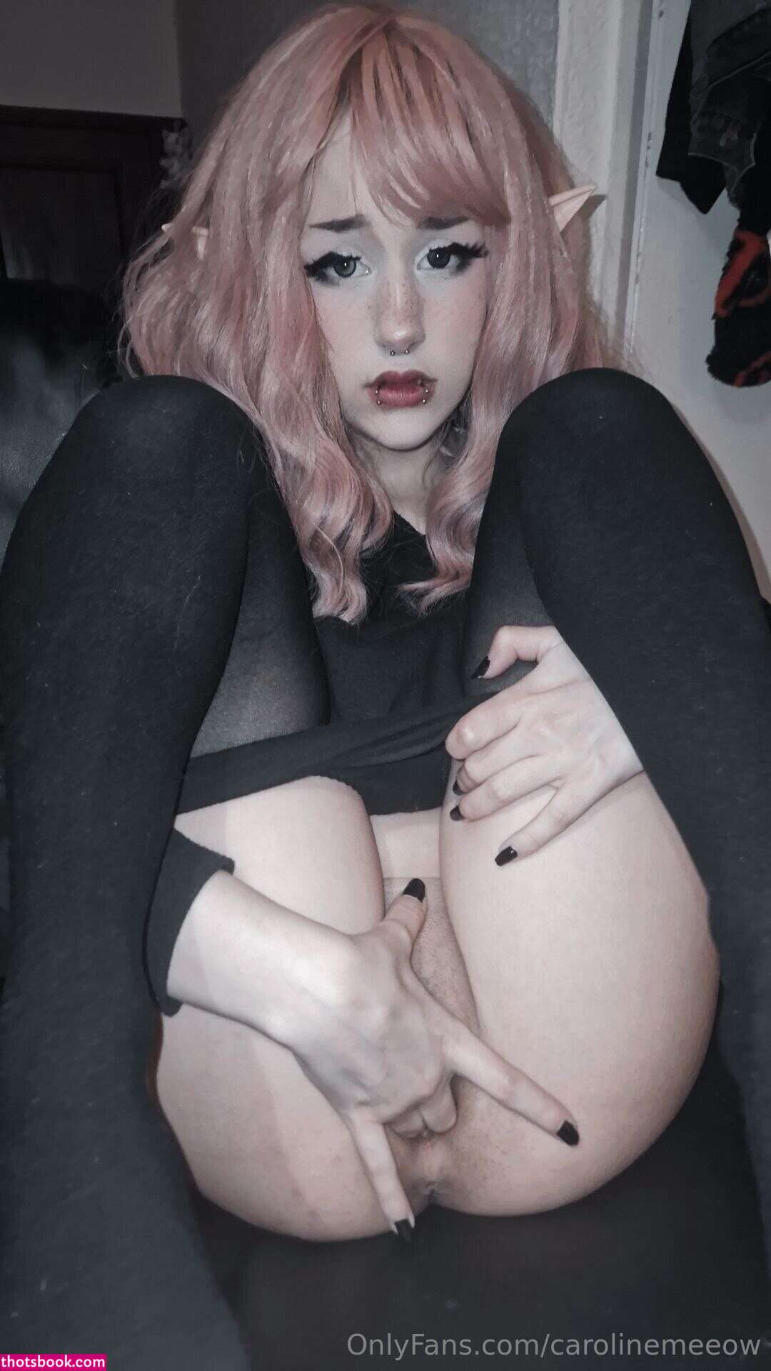 carolinemeeoww Photo #7