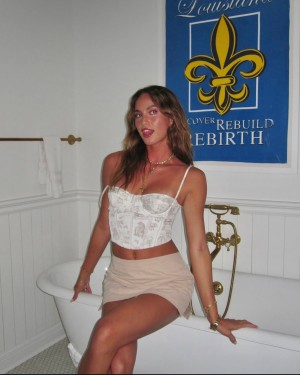 Sydney Marshall Photo #9