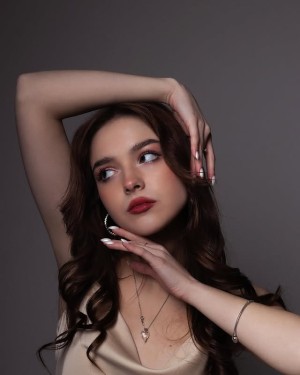 Yuliana Peters Photo #2